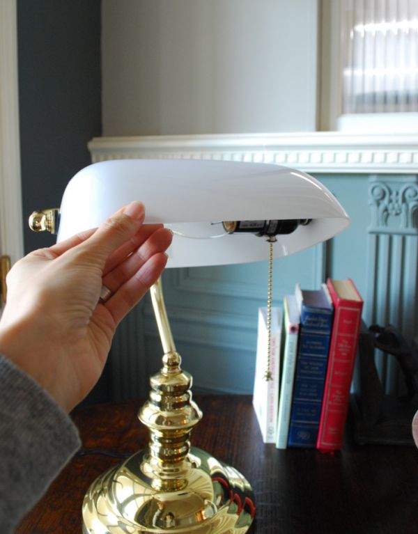 スタンドライト　照明・ライティング　ホワイトの真鍮製デスクランプ（バンカーズライト）(電球セット)。白いガラスのシェードがアクセント。(TL-0018)