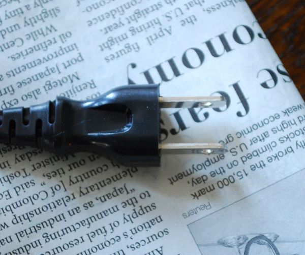 スタンドライト 照明・ライティング グリーンの真鍮製デスクランプ(バンカーズライト)(電球セット)。コンセントの先端はこんな感じ。(TL-0017)