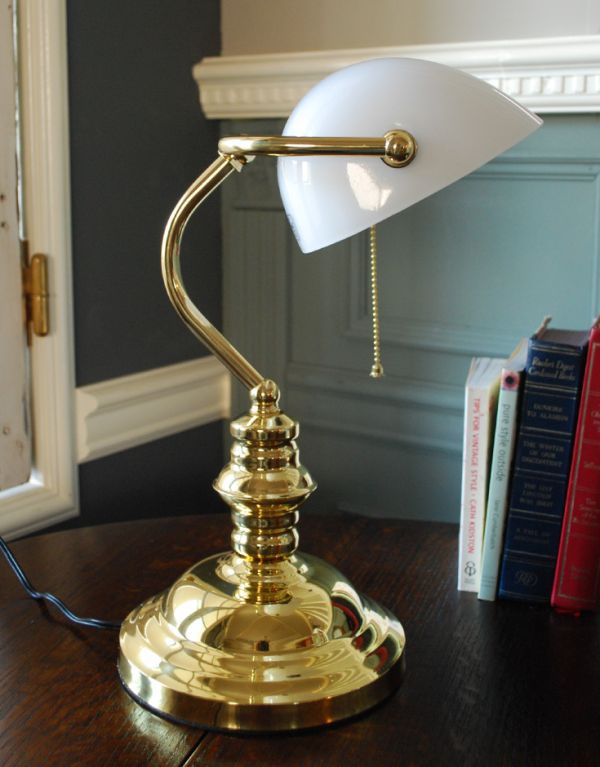 スタンドライト　照明・ライティング　ホワイトの真鍮製デスクランプ（バンカーズライト）(電球セット)。外国風のオシャレなデザイン。(TL-0018)