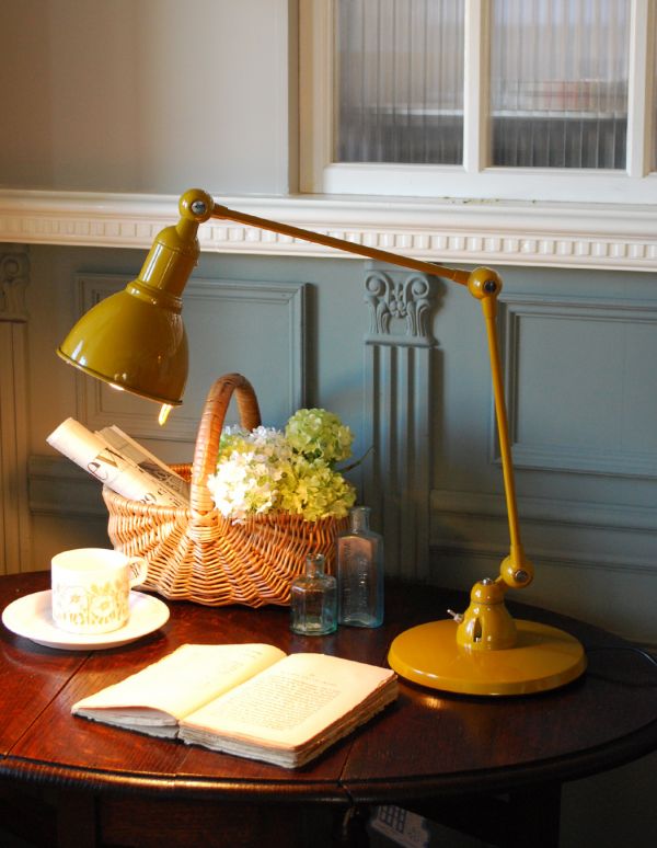 照明・ライティング　レトロで可愛いデスクランプ（イエロー）。インテリアのアクセントになる落ち着いた黄色。(TL-0022)