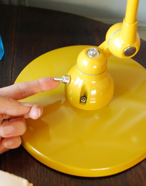 照明・ライティング　レトロで可愛いデスクランプ（イエロー）。点灯スイッチは、土台に付いています。(TL-0022)