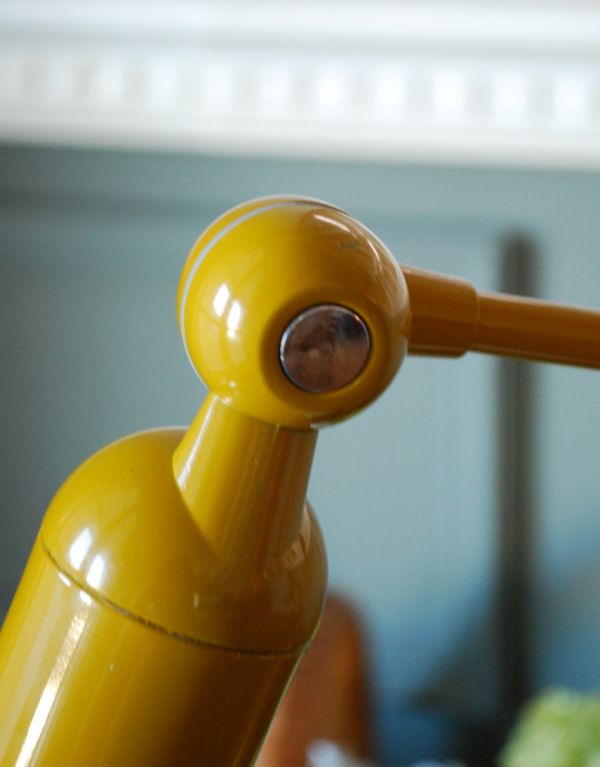 照明・ライティング　レトロで可愛いデスクランプ（イエロー）。全部で3ヶ所、角度調整が可能です。(TL-0022)