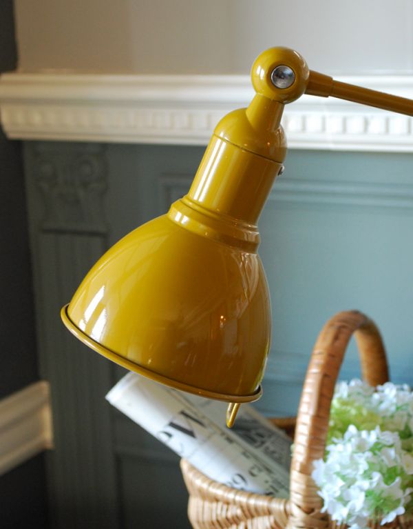 照明・ライティング　レトロで可愛いデスクランプ（イエロー）。シェードのかたちがふっくらしている可愛いデザインのデスクランプです。(TL-0022)