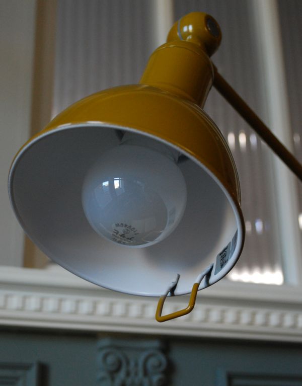 照明・ライティング　レトロで可愛いデスクランプ（イエロー）。シェードにハンドルが付いています。(TL-0022)