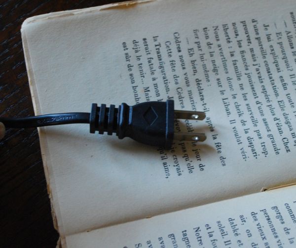 照明・ライティング　レトロで可愛いデスクランプ（イエロー）。ブラック仕様のコンセントです。(TL-0022)