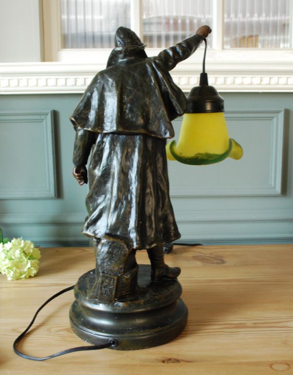 照明・ライティング　ガラスシェードが付いたアンティーク調テーブルランプ（消防士）。後ろ姿もカッコイイ消防士です。(TL-0023)