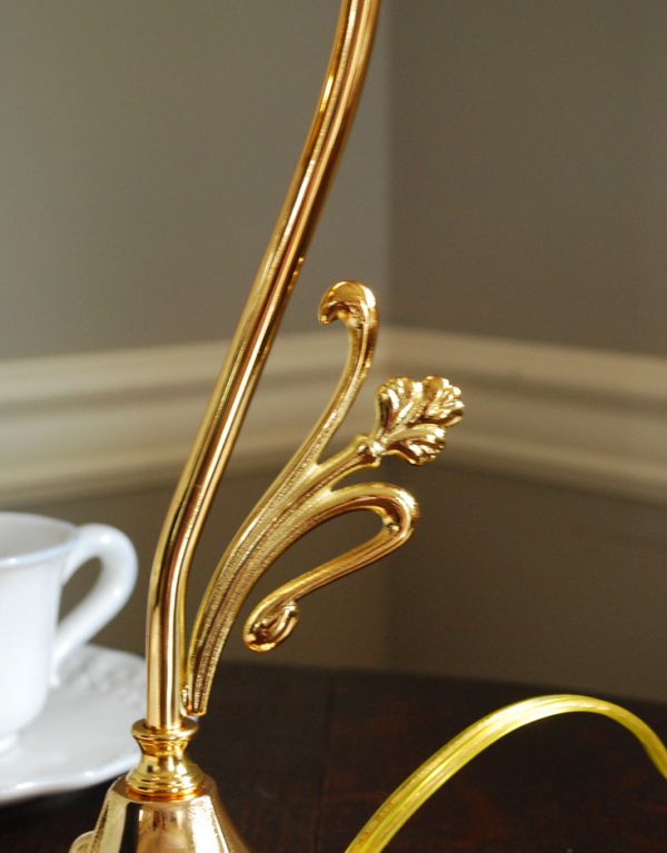 スタンドライト　照明・ライティング　美しいデスクランプ（照明）、ガラスシェードのテーブルランプ（真鍮メッキ）。スタンド部分には、お花や葉っぱをモチーフとした装飾が施されています。(TL-0024)