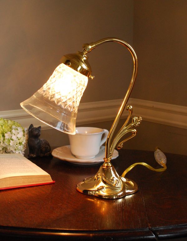 スタンドライト　照明・ライティング　真鍮メッキで仕上げたデスクランプ、輝くガラスシェードのスタンド式照明。照らしたい所に合わせて首が動くので、書斎のデスクにもピッタリなアイテムです。(TL-0025)
