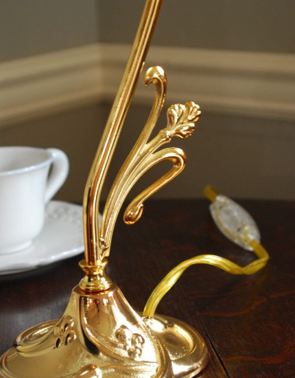 スタンドライト　照明・ライティング　真鍮メッキで仕上げたデスクランプ、輝くガラスシェードのスタンド式照明。スタンド部分には、お花や葉っぱをモチーフとした装飾が施されています。(TL-0025)