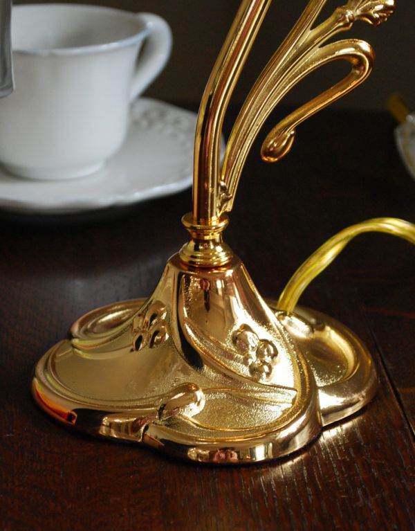 スタンドライト　照明・ライティング　真鍮メッキで仕上げたデスクランプ、輝くガラスシェードのスタンド式照明。台座は厚み・重みがありますので、しっかりとした安定感があります。(TL-0025)