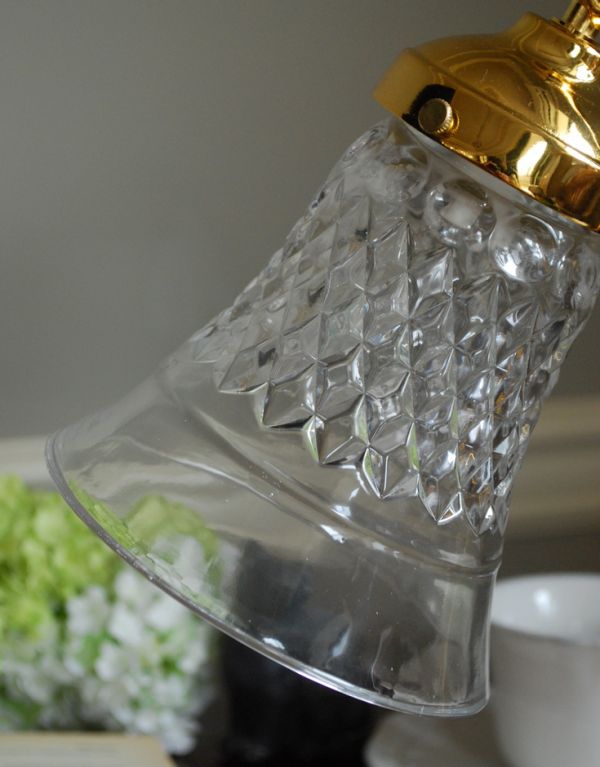 スタンドライト　照明・ライティング　真鍮メッキで仕上げたデスクランプ、輝くガラスシェードのスタンド式照明。シェードは、クリアガラスを使用しています。(TL-0025)