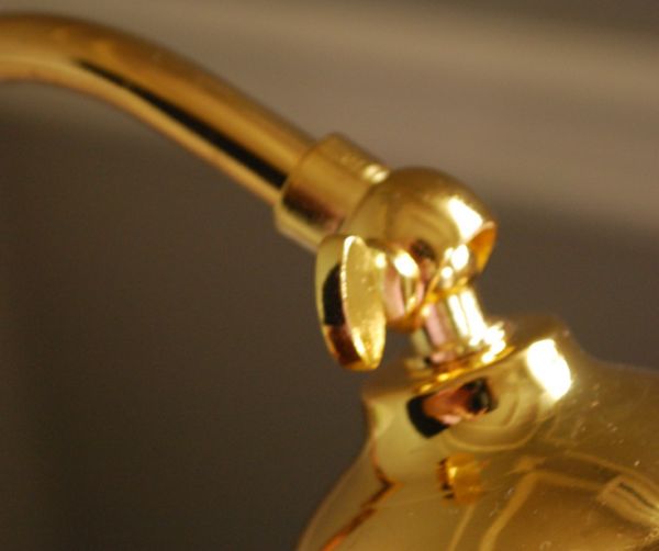 スタンドライト　照明・ライティング　真鍮メッキで仕上げたデスクランプ、輝くガラスシェードのスタンド式照明。シェードの根元に角度の調節ネジが付いてます。(TL-0025)