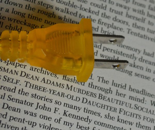 スタンドライト　照明・ライティング　真鍮メッキで仕上げたデスクランプ、輝くガラスシェードのスタンド式照明。コンセントの先端はこんな感じ。(TL-0025)