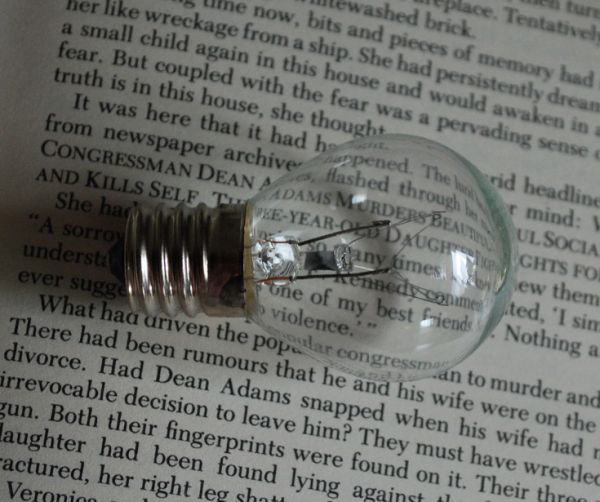 スタンドライト　照明・ライティング　真鍮メッキで仕上げたデスクランプ、輝くガラスシェードのスタンド式照明。電球は国産球(E17、25W)を１個お付けします。(TL-0025)