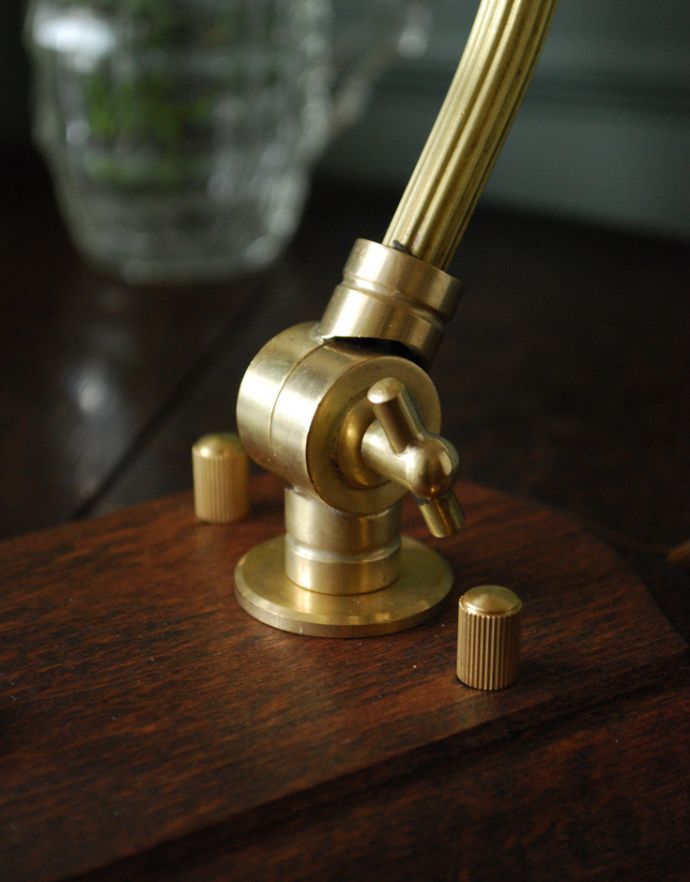 スタンドライト　照明・ライティング　木製土台のデスクランプ（照明）、ガラスシェードのテーブルランプ（真鍮メッキ）。台座は厚み・重みがありますので、しっかりとした安定感があります。(TL-0028)