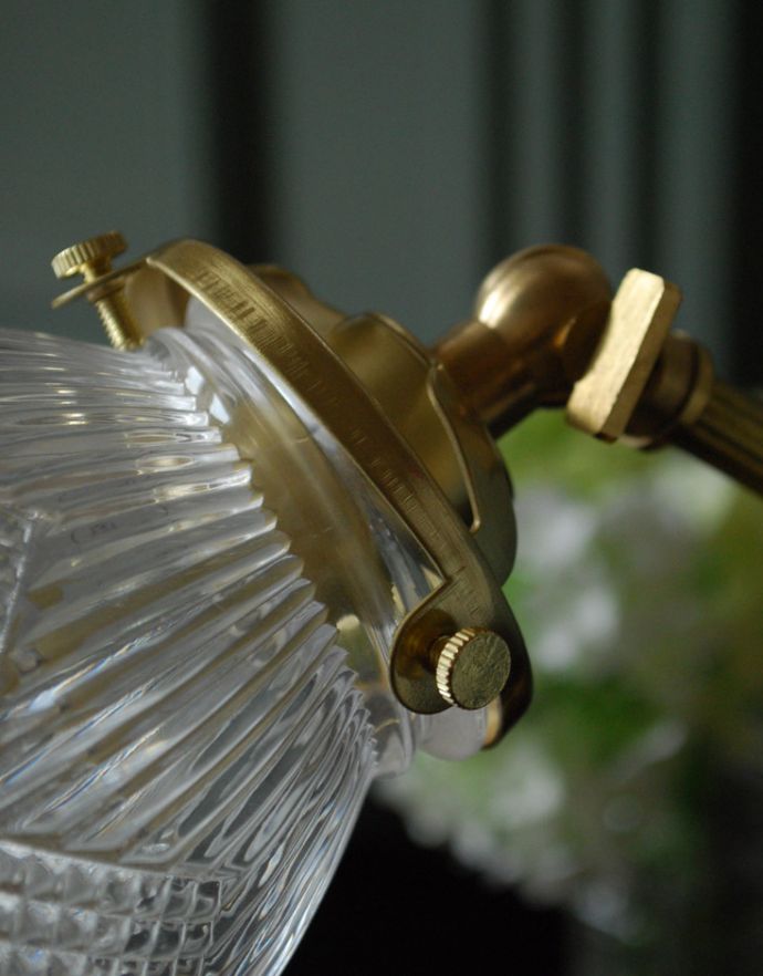 スタンドライト　照明・ライティング　木製土台のデスクランプ（照明）、ガラスシェードのテーブルランプ（真鍮メッキ）。シェードの根元に角度の調節ネジが付いてます。(TL-0028)