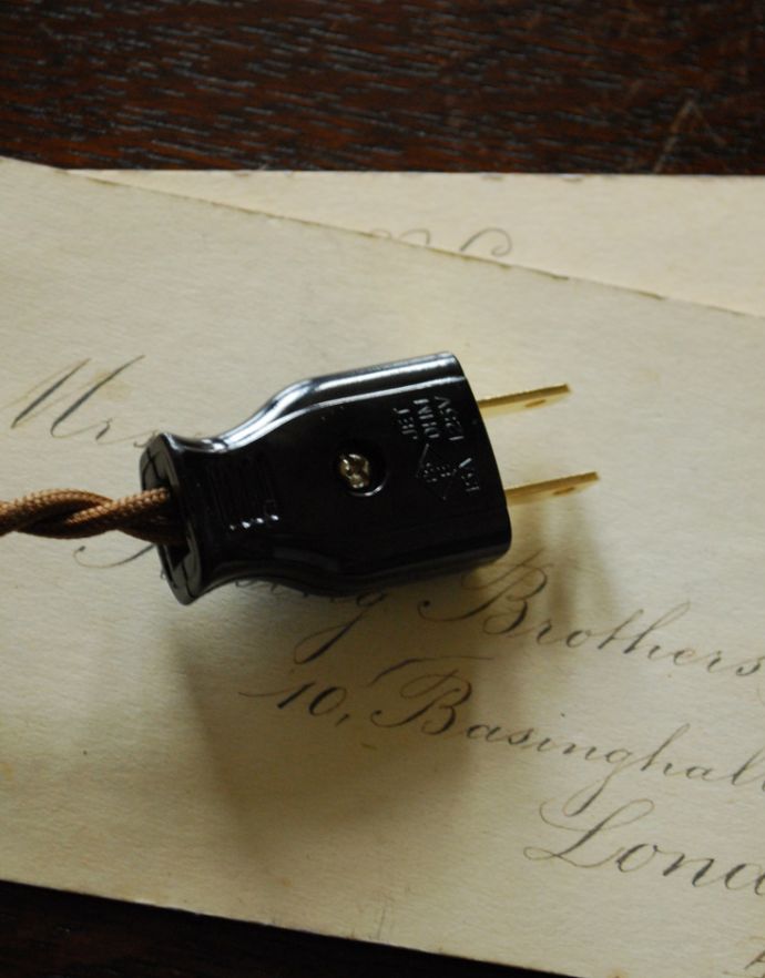 スタンドライト　照明・ライティング　木製土台のデスクランプ（照明）、ガラスシェードのテーブルランプ（真鍮メッキ）。コンセントの先端はこんな感じ。(TL-0028)