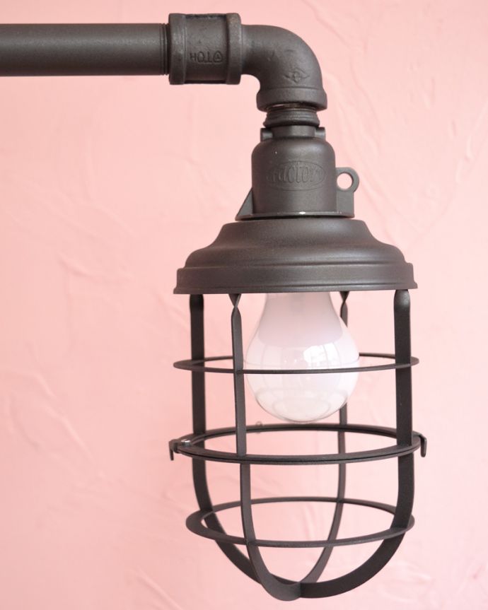 スタンドライト　照明・ライティング　インダストリアルなフロアライト（電球なし）。ガードはアルミ製。(TL-0033)