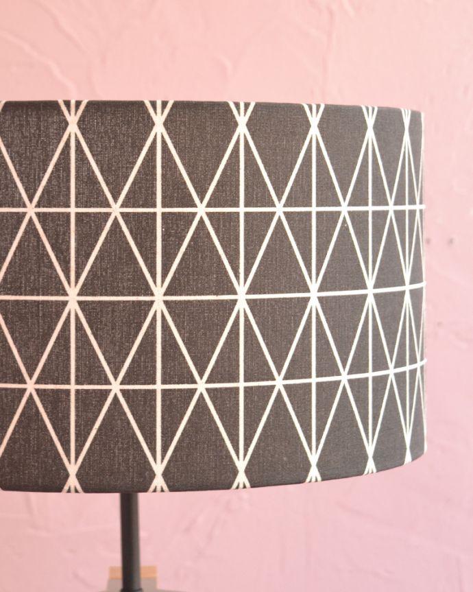 スタンドライト　照明・ライティング　木製スタンド×布シェードがお洒落な北欧スタイルのフロアライト（BK）（電球なし）。幾何学模様のシェードは北欧インテリアにぴったりです。(TL-0034)