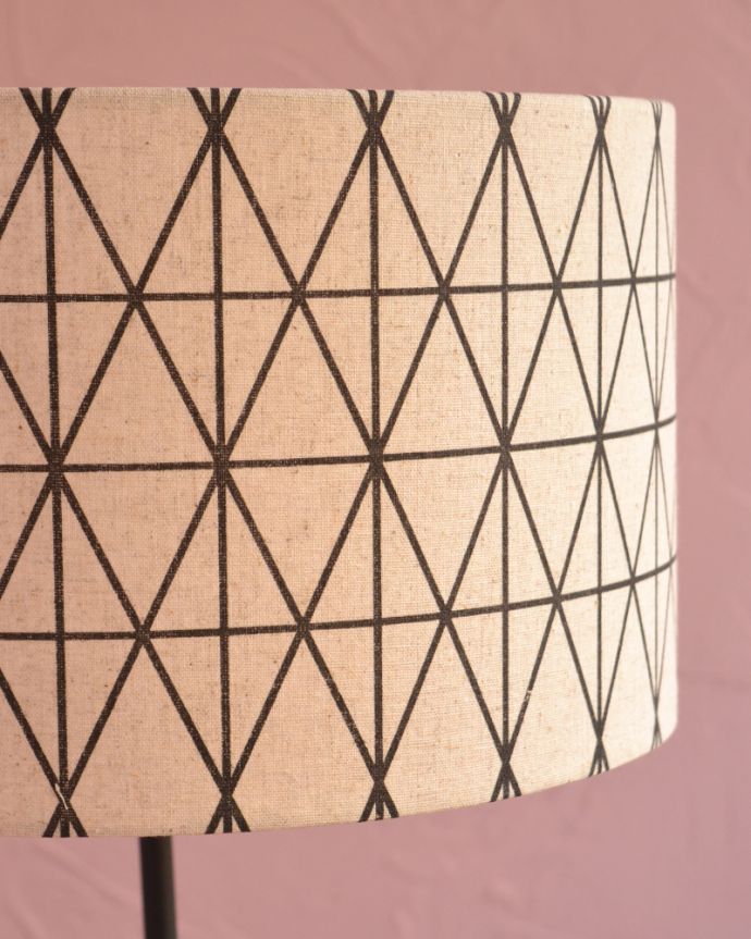 木製スタンド×布シェードがお洒落な北欧スタイルのフロアライト（IV