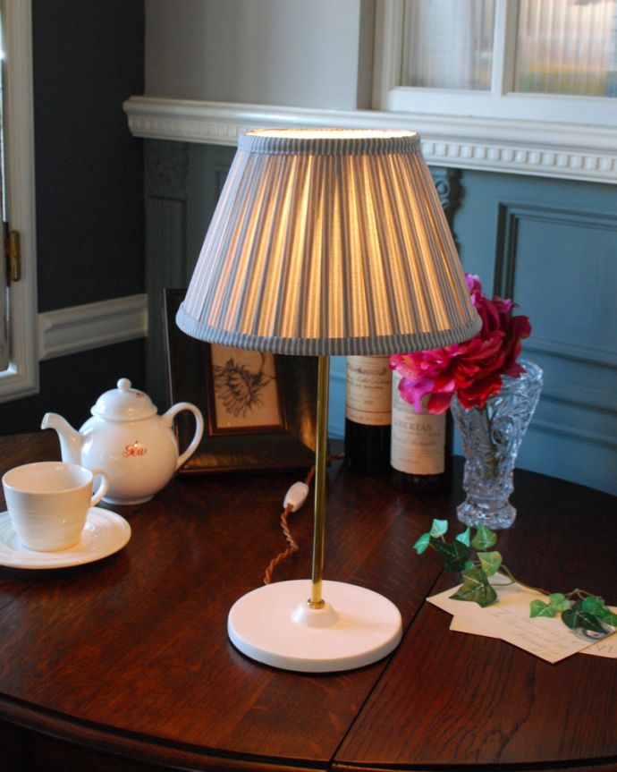 スタンドライト 照明・ライティング Handleオリジナルランプスタンド+布シェード(ストライプ)(E17シャンデリア球付)。ベッドサイドやチェストの上に置いてみてください。(TL-0036)