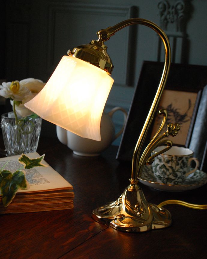 スタンドライト　照明・ライティング　ミルクガラスシェード付きのテーブルランプ（真鍮メッキ）。照らしたい所に合わせて首が動くので、書斎のデスクにもピッタリなアイテムです。(TL-0040)