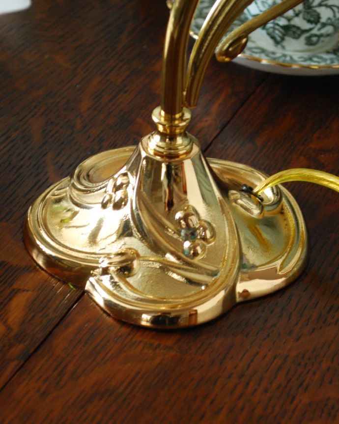 スタンドライト　照明・ライティング　ミルクガラスシェード付きのテーブルランプ（真鍮メッキ）。台座は厚み・重みがありますので、しっかりとした安定感があります。(TL-0040)