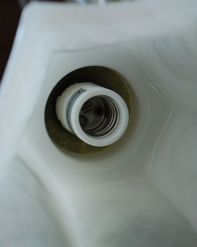 スタンドライト　照明・ライティング　ミルクガラスシェード付きのテーブルランプ（真鍮メッキ）。国産球対応の壁付けランプです。(TL-0040)