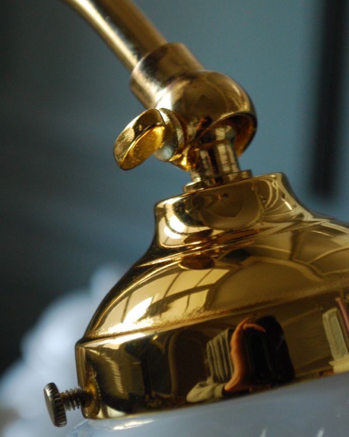 スタンドライト　照明・ライティング　ミルクガラスシェード付きのテーブルランプ（真鍮メッキ）。シェードの根元に角度の調節ネジが付いてます。(TL-0040)