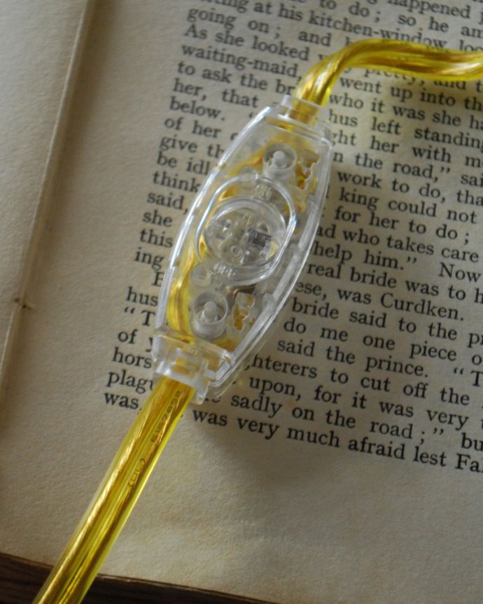 スタンドライト　照明・ライティング　ミルクガラスシェード付きのテーブルランプ（真鍮メッキ）。ボタン式のスイッチになっています。(TL-0040)