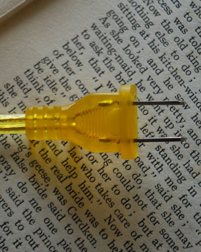 スタンドライト　照明・ライティング　ミルクガラスシェード付きのテーブルランプ（真鍮メッキ）。コンセントの先端はこんな感じ。(TL-0040)