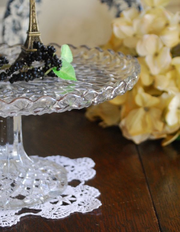 アンティーク雑貨 レースのフリルのケーキスタンド (コンポート)アンティークプレスドグラス。アンティークのため、多少の欠け・傷がある場合がありますが、使用上問題はありませんので、ご了承下さい。(pg-3013)