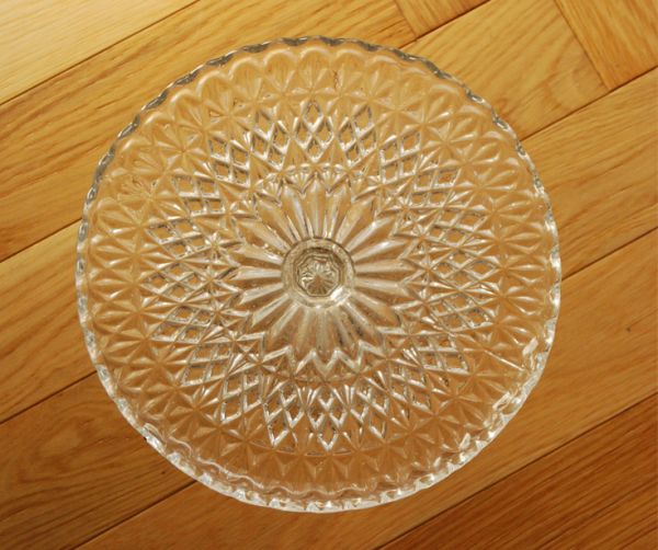 アンティーク雑貨 レースのフリルのケーキスタンド (コンポート)アンティークプレスドグラス。上から見ても美しいデザインです。(pg-3013)