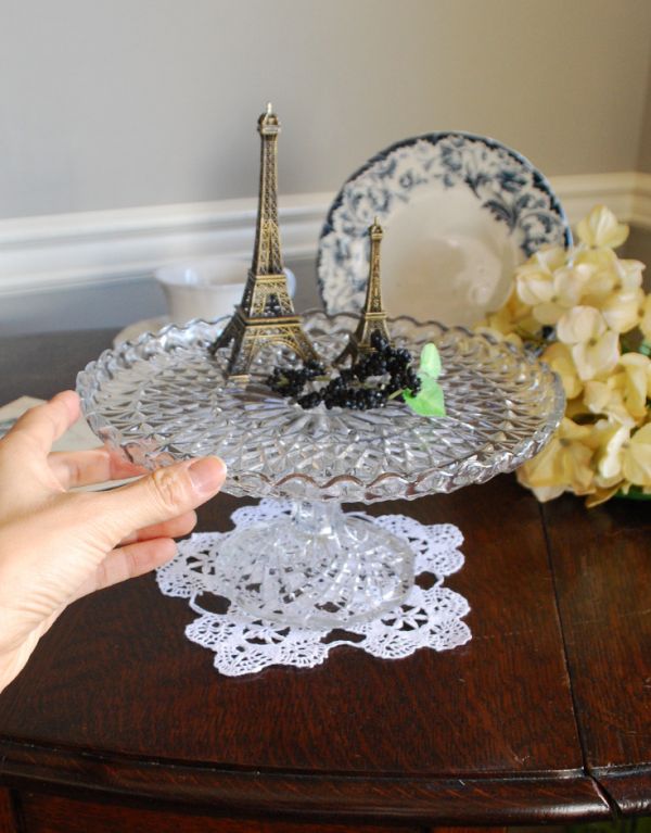 アンティーク雑貨 レースのフリルのケーキスタンド (コンポート)アンティークプレスドグラス。テーブルを優雅に彩るケーキスタンドです。(pg-3013)