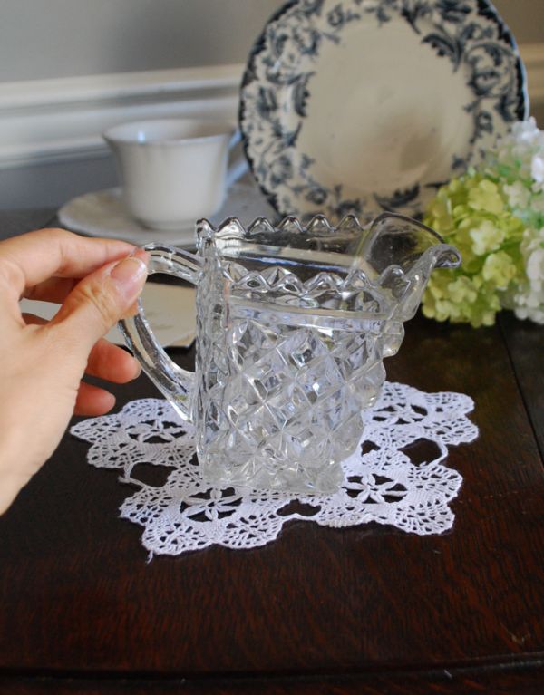 アンティーク雑貨　アンティークのプレスドグラス、フラワーベースにもなるガラスピッチャー。フラワーベースにしても素敵です。(pg-3014)