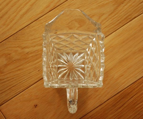 アンティーク雑貨　アンティークのプレスドグラス、フラワーベースにもなるガラスピッチャー。上から見るとこんな感じです。(pg-3014)