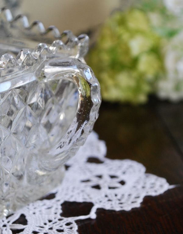 アンティーク雑貨　アンティークのプレスドグラス、フラワーベースにもなるガラスピッチャー。持ち手のカッティングも素敵です。(pg-3014)