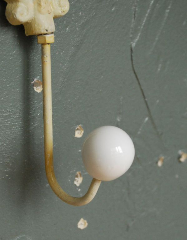 フック・フックボード　住宅用パーツ　アイアン製アンティーク風WHミラーフック（菱形）。フックの先は真ん丸で可愛いデザインなのでナチュラルな雰囲気です。(u-769)