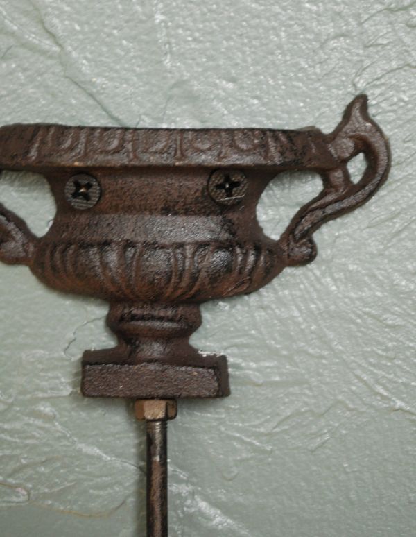 フック・フックボード　住宅用パーツ　アンティーク風アイアン製フック（ポット）A。ビス穴は2ヶ所にあります。(u-775)