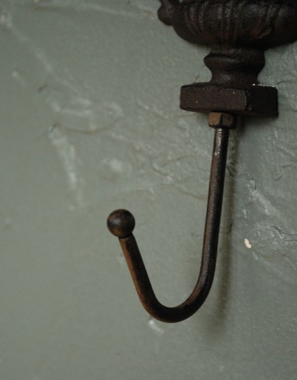 フック・フックボード　住宅用パーツ　アンティーク風アイアン製フック（ポット）A。アイアンをアンティーク風に仕上げたデザインです。(u-775)
