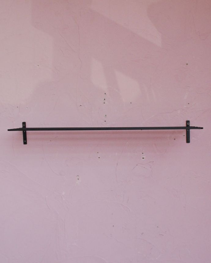 棚受け（シェルフ）　住宅用パーツ　アイアン製のシンプルでお洒落なシェルフ　L　ビス付き。正面から見た様子です。(u-967)