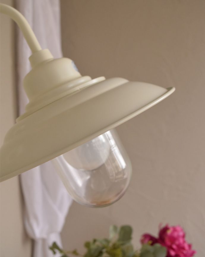 壁付けブラケット　照明・ライティング　ウォールブラケット（外灯・ホワイト）（電球なし）。質感のいいホワイトがいい感じ！。(wr-054w-a)