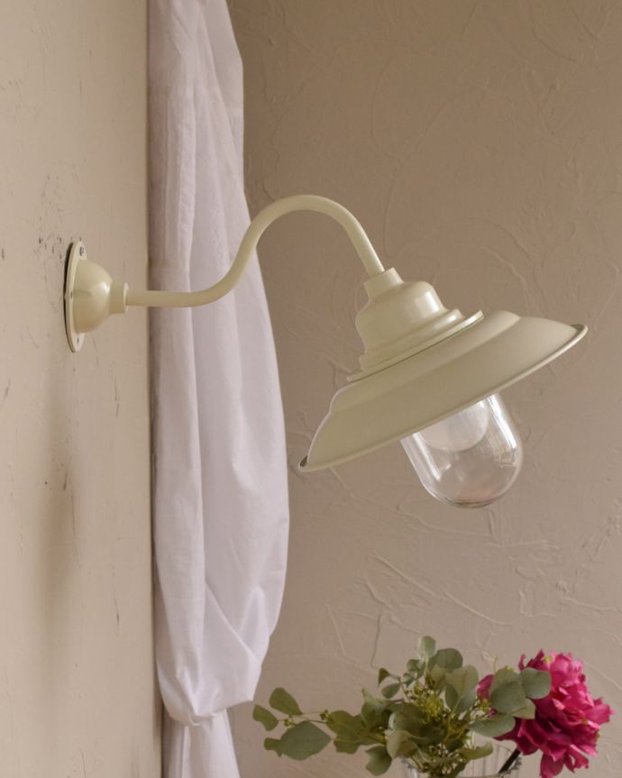 壁付けブラケット　照明・ライティング　ウォールブラケット（外灯・ホワイト）（電球なし）。憧れのヨーロッパ風の玄関も夢じゃない！？。(wr-054w-a)