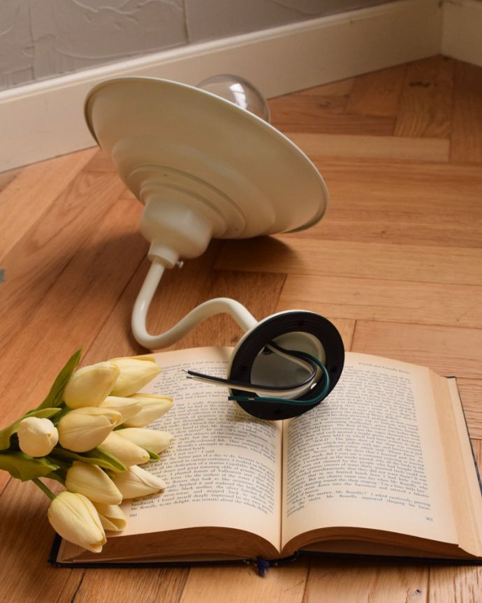 壁付けブラケット　照明・ライティング　ウォールブラケット（外灯・ホワイト）（電球なし）。壁に固定してお使いください。(wr-054w-a)