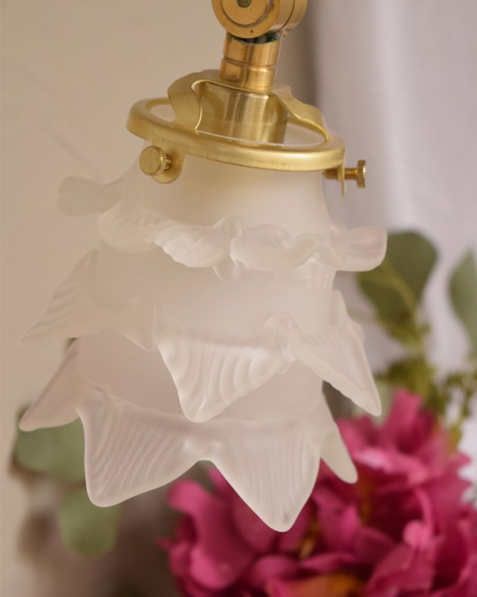 壁付けブラケット　照明・ライティング　ウォール ブラケット（ゴールド色・電球なし）。花びらのフリルがとってもきれいなシェードです。(wr-060-c)