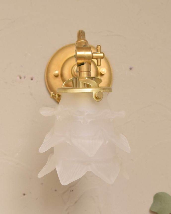 壁付けブラケット　照明・ライティング　ウォール ブラケット（ゴールド色・電球なし）。シェードは、手作りのため多少、誤差があったり、気泡やキズ、汚れが入っている場合もあります。(wr-060-c)