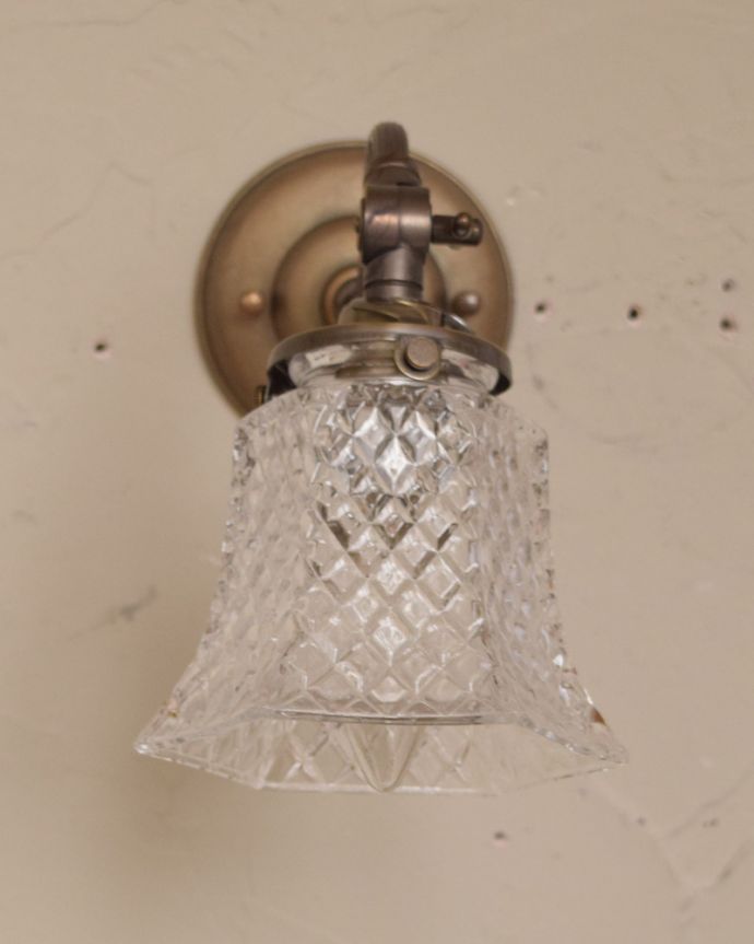 壁付けブラケット 照明・ライティング ウォールブラケット(アンティーク色・電球なし)。シェードは、手作りのため多少、誤差があったり、気泡やキズ、汚れが入っている場合もあります。(wr-061-c)