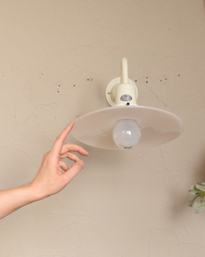 壁付けブラケット　照明・ライティング　ガラスシェード付きのウォールブラケット（電球なし）。在庫数が足りない場合でも、お時間を頂ければご準備出来ますので、ご希望の方はご注文の際、備考欄にご希望の数を書いてください。(wr-071-a)