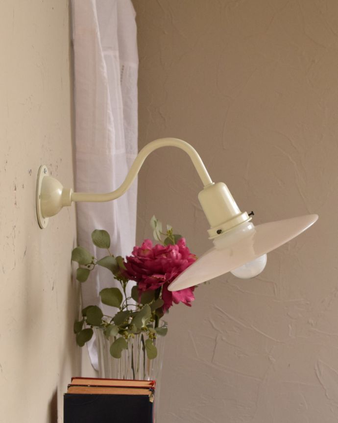 壁付けブラケット　照明・ライティング　ガラスシェード付きのウォールブラケット（電球なし）。爽やかなホワイトの壁付けランプ。(wr-071-a)