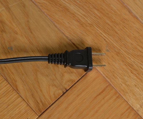 壁付けブラケット 照明・ライティング アンティーク風エンジェルウォールブラケットランプ(ブラウン)(E12ナツメ球付)。コンセントはブラック仕様になっています。(wr-081)